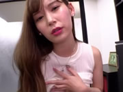 明裡紬 女上司露出底褲說著淫語誘惑我內射她